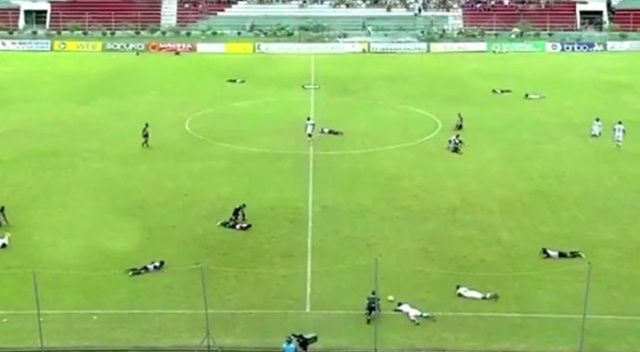Ekvador Liginde sahayı arılar bastı, futbolcular kendini yere bıraktı