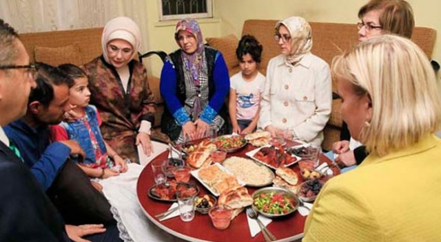 Emine Erdoğan orucunu Çevik ailesinin sofrasında açtı