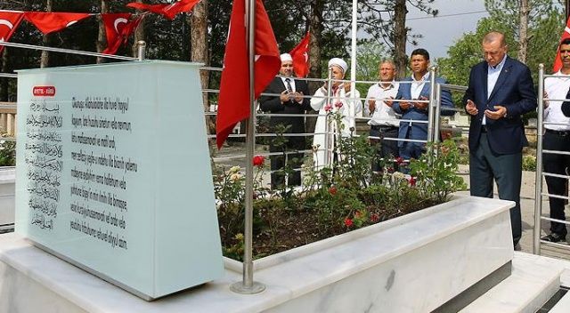 Erdoğan, Halisdemir&#039;in kabrini ziyaret etti