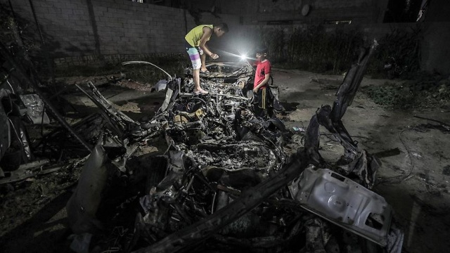 İsrail savaş uçakları, Gazze&#039;de &#039;sivil aracı&#039; vurdu