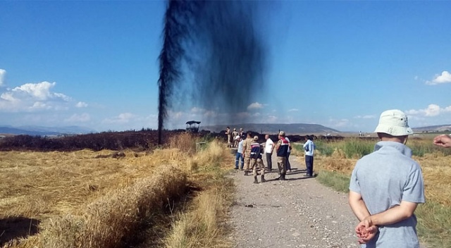 Kahramanmaraş&#039;ta kepçenin çarptığı boru hattından petrol fışkırdı