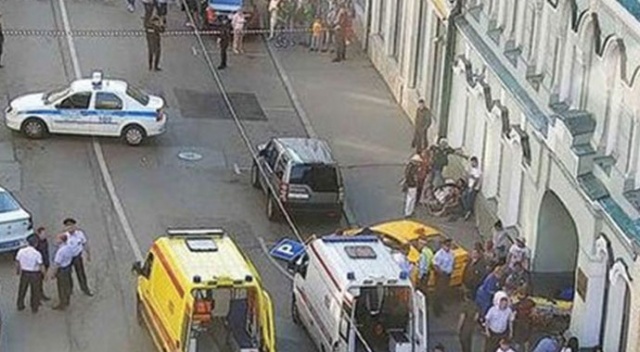 Moskova&#039;da taksi kalabalığın arasına daldı: 7 yaralı