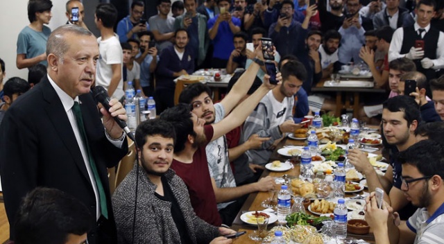 Öğrenciler Twitter&#039;dan davet etti, Erdoğan kırmadı