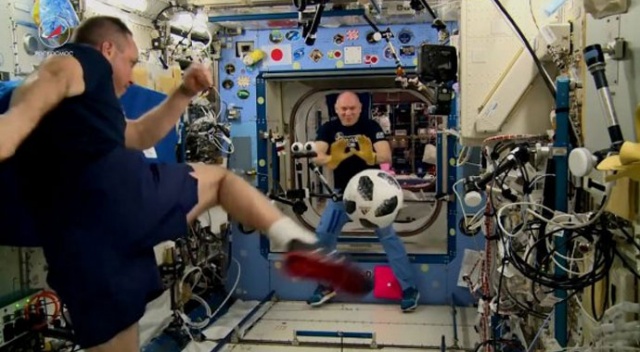 Rus kozmonotlar uzayda futbol oynadı