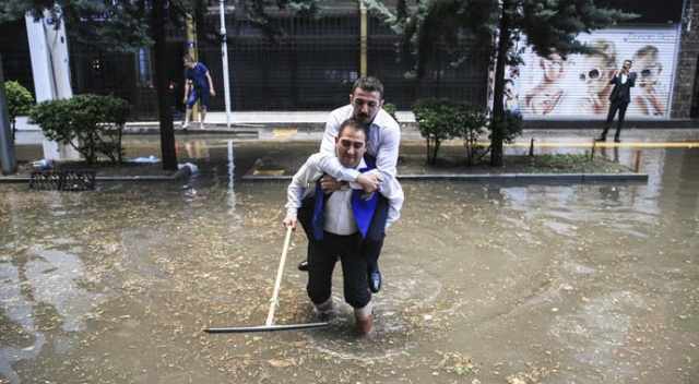 Sağanak yağış Ankara&#039;yı göle çevirdi