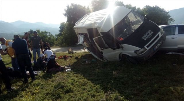 Sivas&#039;ta yolcu minibüsü ile pikap çarpıştı: 1 ölü, 8 yaralı