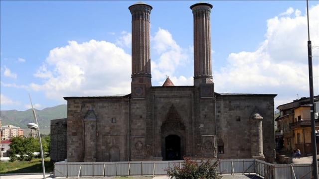 Tarihî Çifte Minareli Medrese&#039;de çevre düzenlemesi