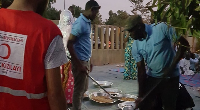 Türk Kızılayından Senegal&#039;de yetimlere iftar