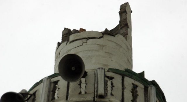 Yıldırım düşen caminin minaresi yıkıldı