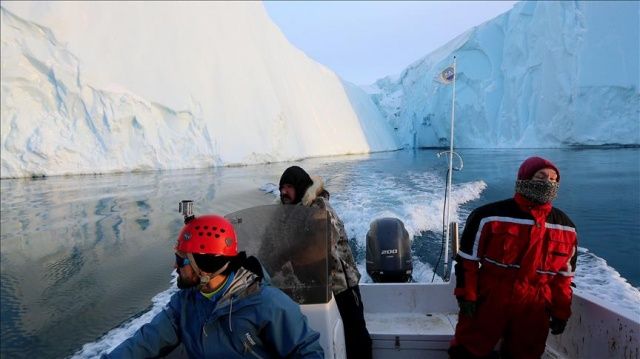 11 milyon tonluk dev buz kütlesi hızla Grönland&#039;ın bir köyüne yaklaşıyor