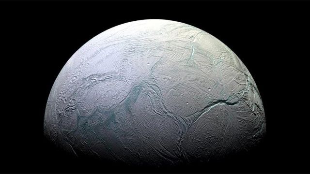 Enceladus&#039;ta yaşam için gereken koşullara dair kanıtlar bulundu