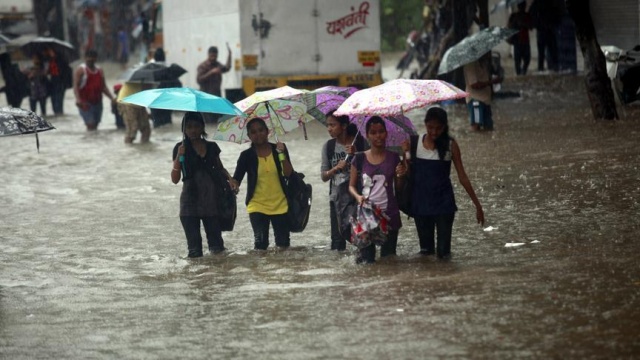 Hindistan&#039;daki yağışlarda hayatını kaybedenlerin sayısı 27&#039;ye yükseldi