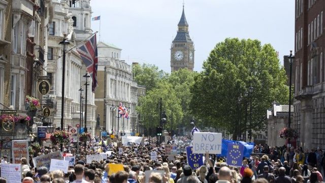 İngilizlerin yarısı Brexit için yeni referandum istiyor