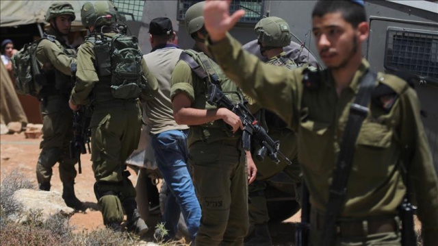 İsrail askerleri Batı Şeria&#039;da 4 gazeteciyi gözaltına aldı