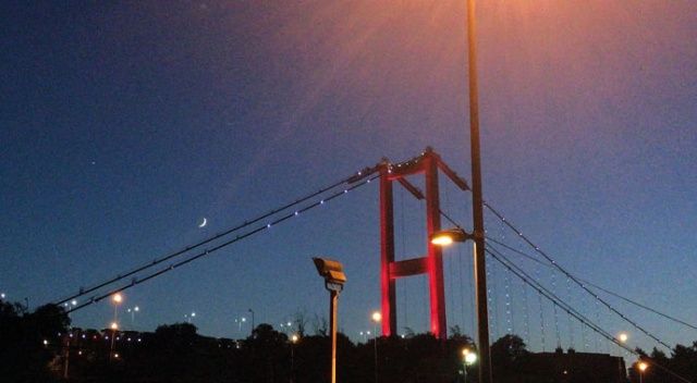 İstanbul semalarında duygulandıran ’ay yıldız’ görüntüsü