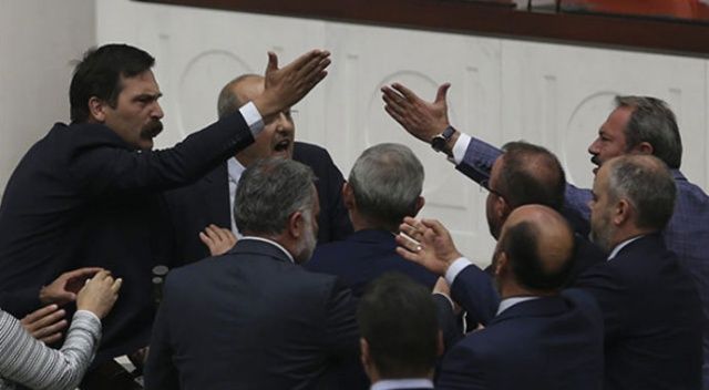 Meclis&#039;te gerginlik! Ahmet Şık&#039;a 2 birleşim Meclis&#039;ten çıkarılma cezası