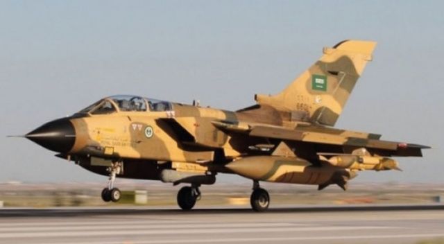 Suudi Arabistan&#039;da savaş uçağı düştü