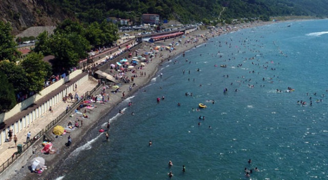 Ücretsiz plaja binlerce kişi akın ediyor