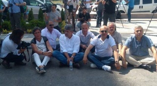 Açlık grevine giren muhaliflere karşı Kılıçdaroğlu destekçileri harekete geçti