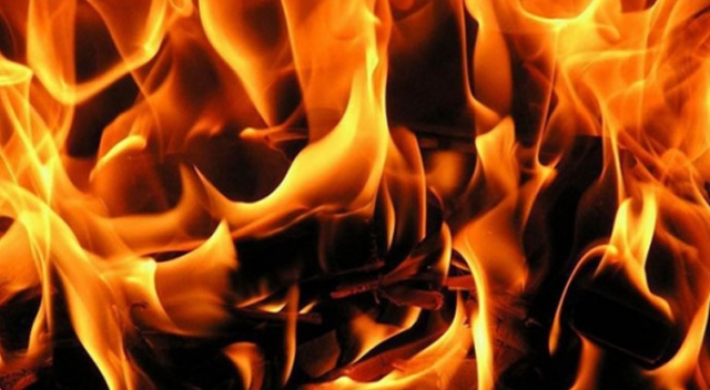 Hakkari&#039;de korkutan yangın: 4 işyeri kül oldu