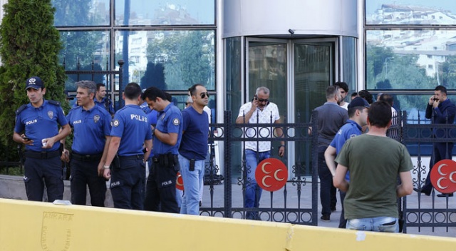 MHP Genel Merkezi önünde polis memuru yaralandı