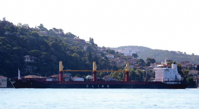 Son dakika! İstanbul Boğazı&#039;nda yalılara doğru sürüklenen gemi son anda durdu