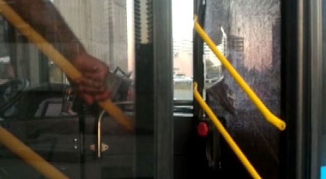 Akbil kartı geri gelmeyen adam otobüsün camlarını kırdı