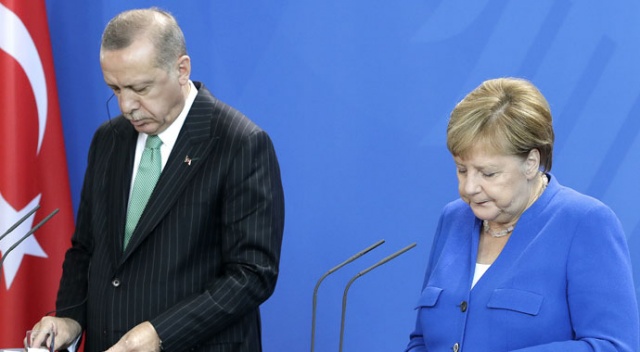 Erdoğan Merkel&#039;in yanında söyledi: Can Dündar bir ajandır!