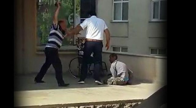 Engelli oğlunu sokak ortasında döven baba gözaltında