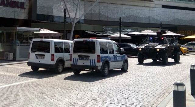 İstanbul&#039;da AVM&#039;de silahlı saldırgan alarmı