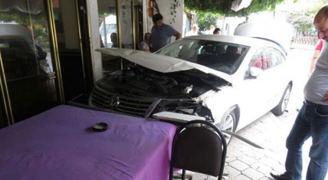 İstanbul&#039;da hamile sürücü kahvehaneye daldı! Yaralılar var...