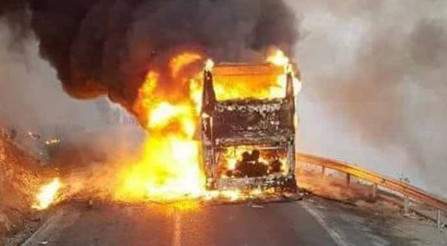 Mersin&#039;de yolcu otobüsü alev alev yandı