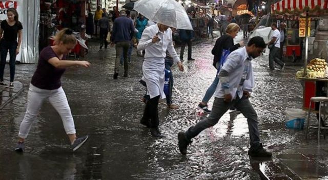 Meteoroloji uyarmıştı!  Sağanak yağış İstanbul&#039;u vurdu
