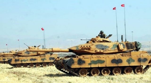 Rusya İdlib&#039;i vurunca, Mehmetçik Suriye sınırına tank yığdı