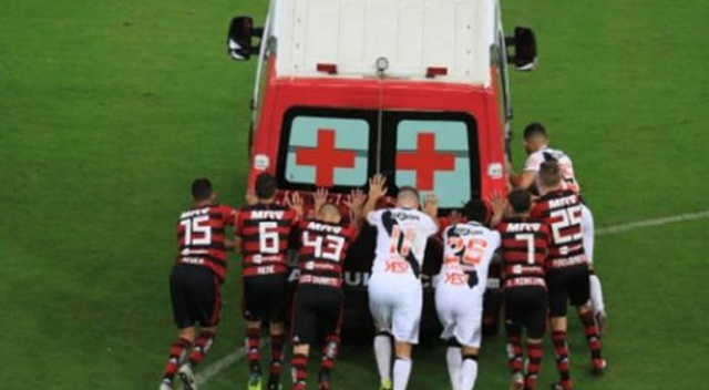 Sahada bozulan ambulansı futbolcular vurdurarak çalıştırdı