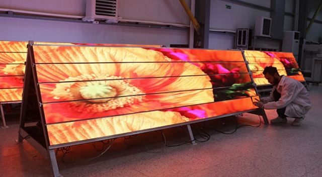 Türkiye&#039;nin ilk yerli LED ekran fabrikası tanıtıldı
