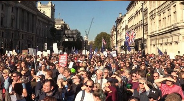 Londra&#039;da yüzbinler yeni Brexit referandumu için yürüdü