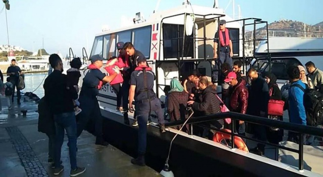 Tekneleri su alan 43 kaçak göçmen kurtarıldı