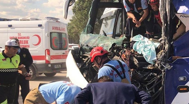 Yolcu otobüsü temizlik aracına çarptı: Ölü ve yaralılar var