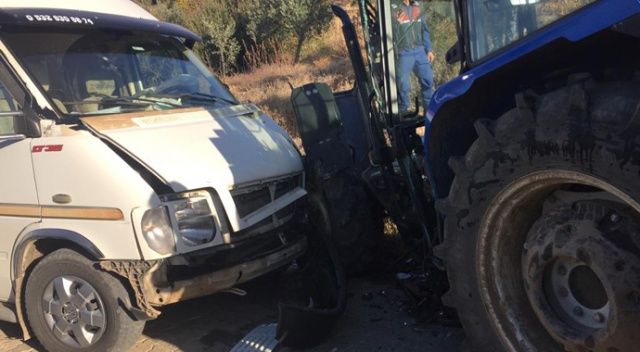 Aydın&#039;da öğrenci servisi ile traktör çarpıştı: 8 yaralı