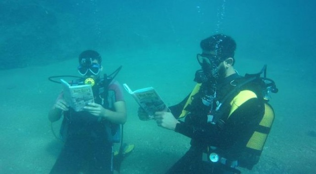 Denizde 10 metre derinlikte kitap okudular