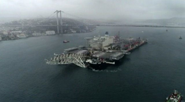 Dünyanın en büyük gemisi İstanbul Boğazından geçti