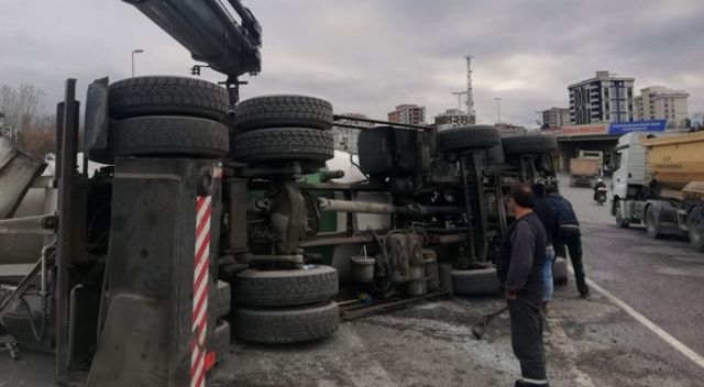 İstanbul&#039;da beton mikseri devrildi! Trafik kilitlendi