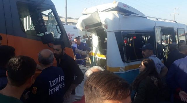 İzmir&#039;de kamyon, yolcu minibüsüne çarptı: 3&#039;ü ağır 13 yaralı
