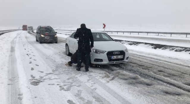 Kars&#039;ta kar ve tipiden dolayı araçlar yolda mahsur kaldı