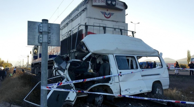 Kayseri&#039;de tren minibüse çarptı, 2 kişi öldü