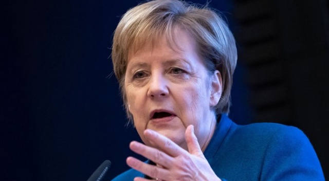Merkel&#039;in uçağı Köln&#039;e acil iniş yaptı