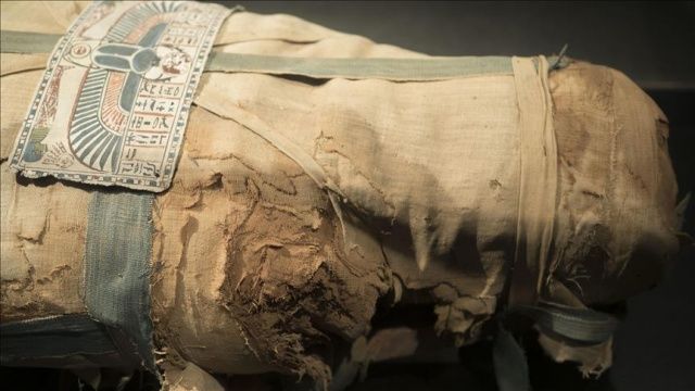 Mısır&#039;da 3 bin yıl öncesine ait 8 mumya bulundu