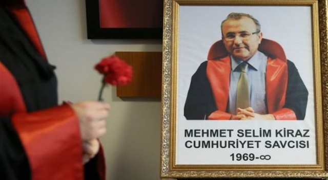 Şehit Savcı Mehmet Selim Kiraz&#039;ın öldürülmesine ilişkin davada 9 sanığa kırmızı bülten