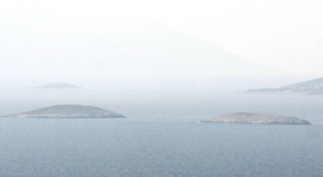Yunan askeri Kardak kayalıklarına yaklaşamıyor